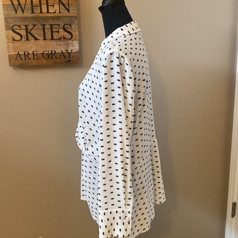 VINCE CAMUTO peplum blouse w/sm bl geo pattern on cream Sz L, modesty snap - Picture 4 of 9